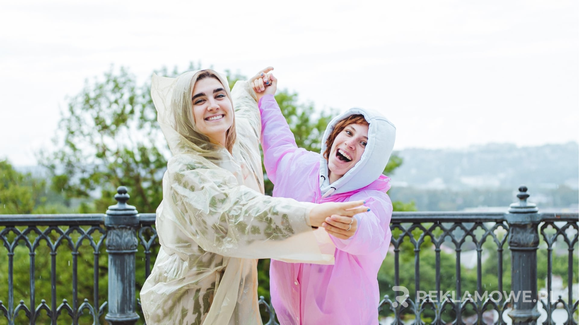 Peleryna reklamowa na modelce