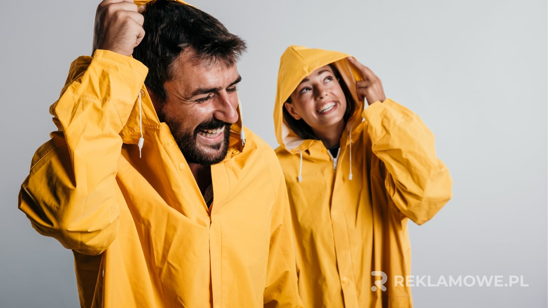 Ludzie na lokalnym evencie z pelerynami reklamowymi