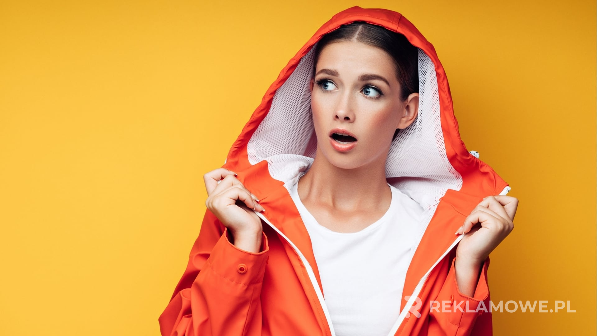 Peleryna reklamowa przyciągająca uwagę klientów podczas akcji promocyjnej