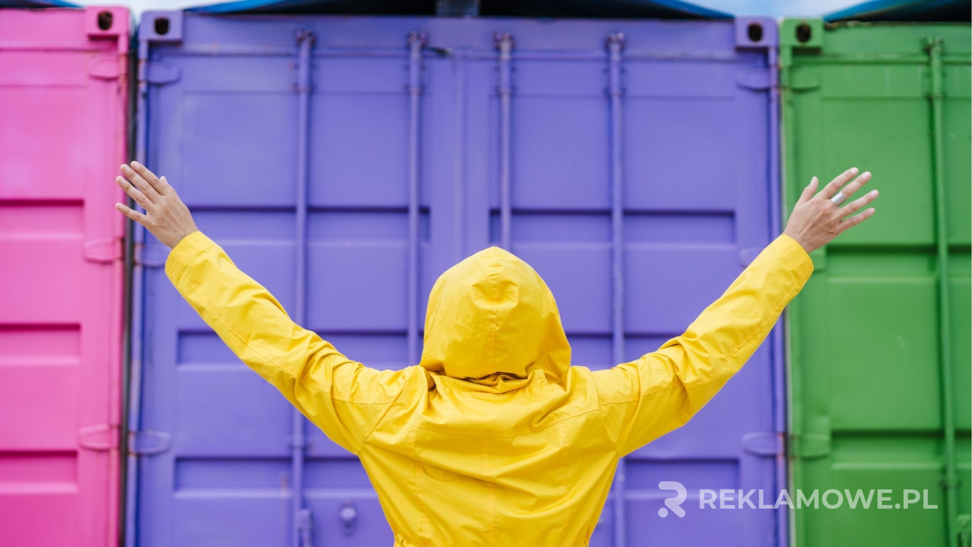 Kolorowa peleryna reklamowa przyciągająca uwagę