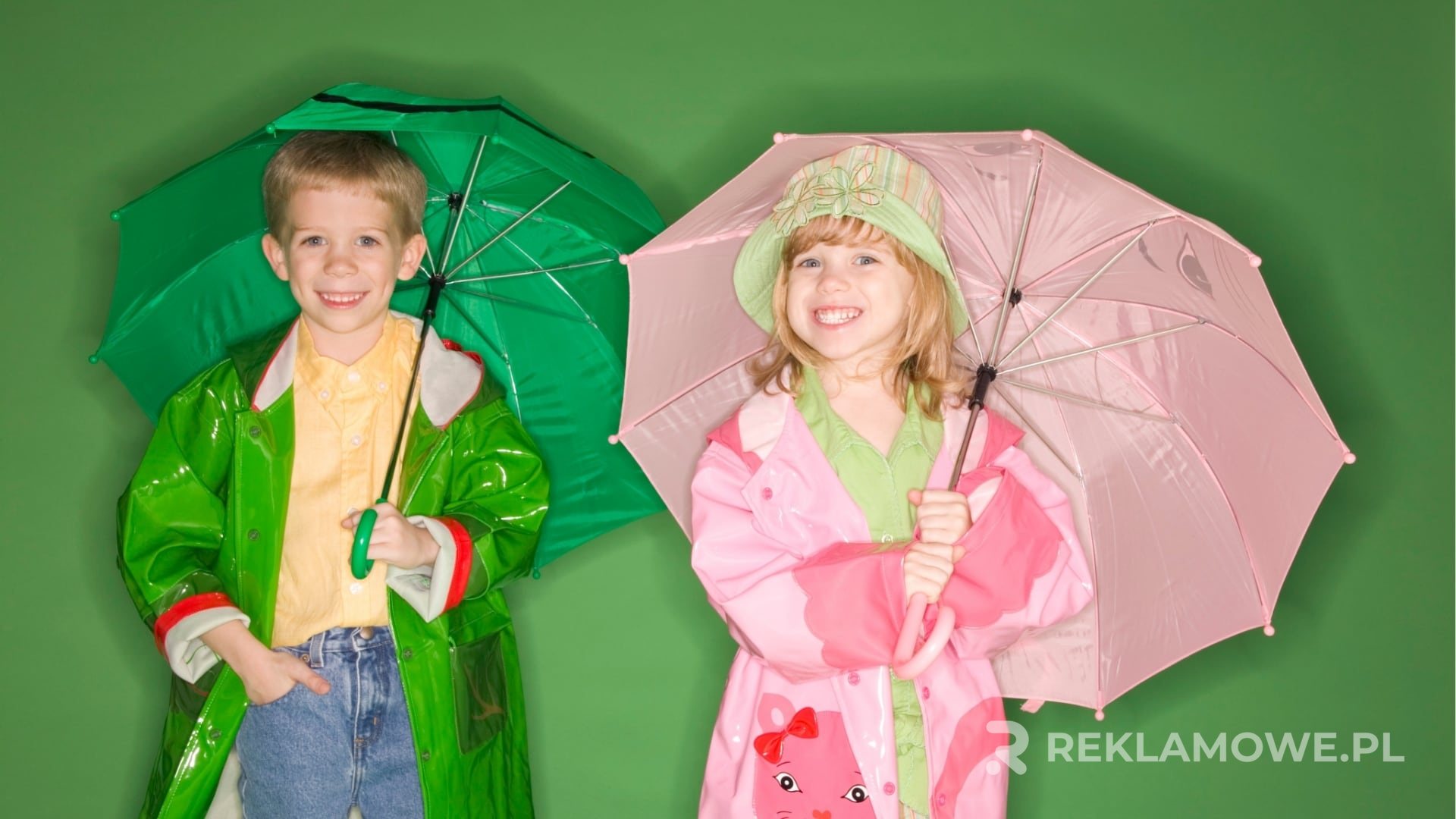 Kolorowe peleryny reklamowe używane w sezonowych kampaniach