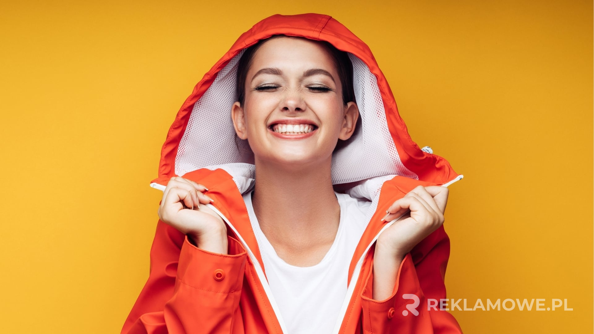 Peleryny reklamowe jako strategia marketingowa dla małych firm