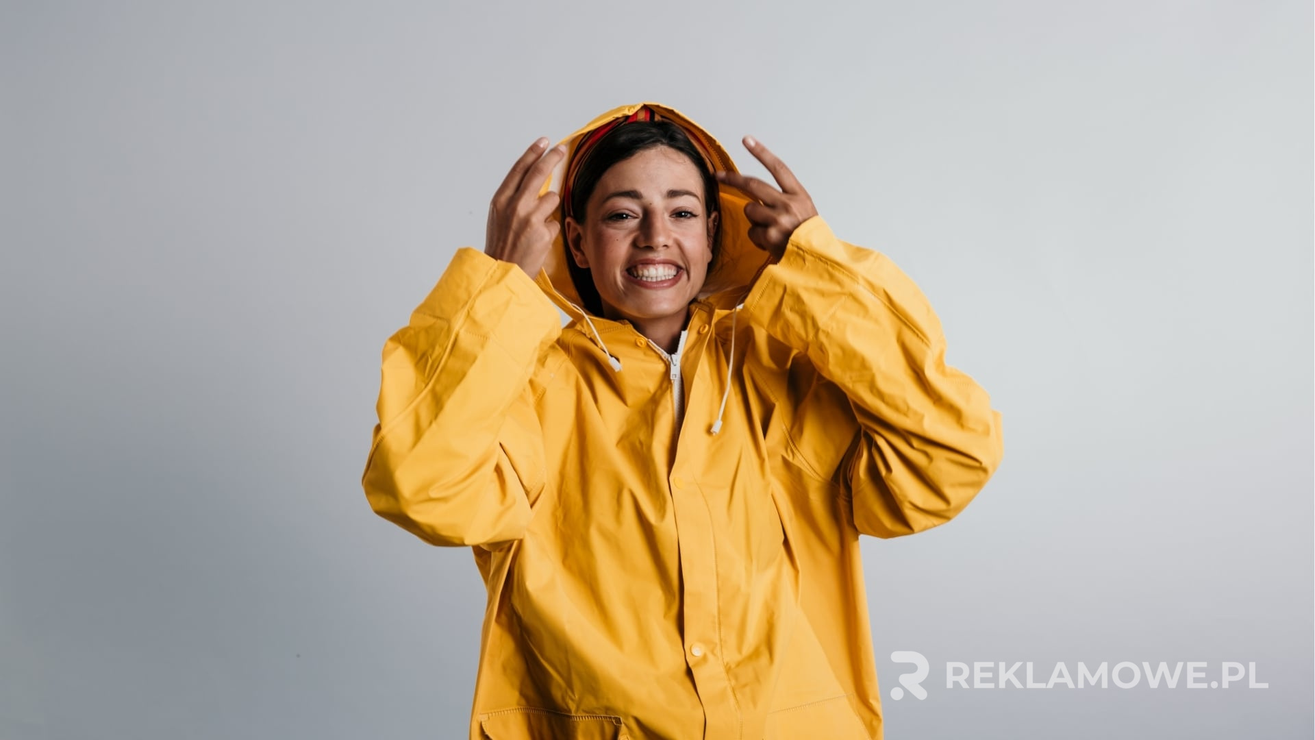 Peleryny reklamowe – nowoczesne narzędzie marketingowe w 2025 roku Peleryny reklamowe jako skuteczne narzędzie marketingowe