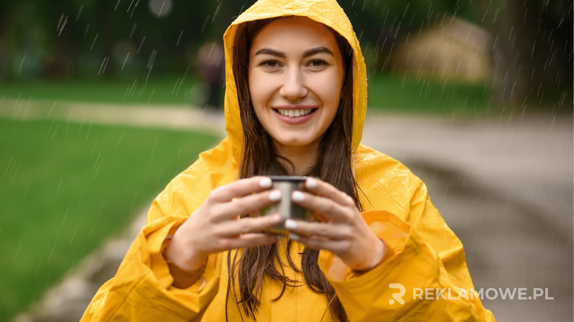 Skuteczne użycie peleryn reklamowych w marketingu Peleryny reklamowe w użyciu podczas kampanii