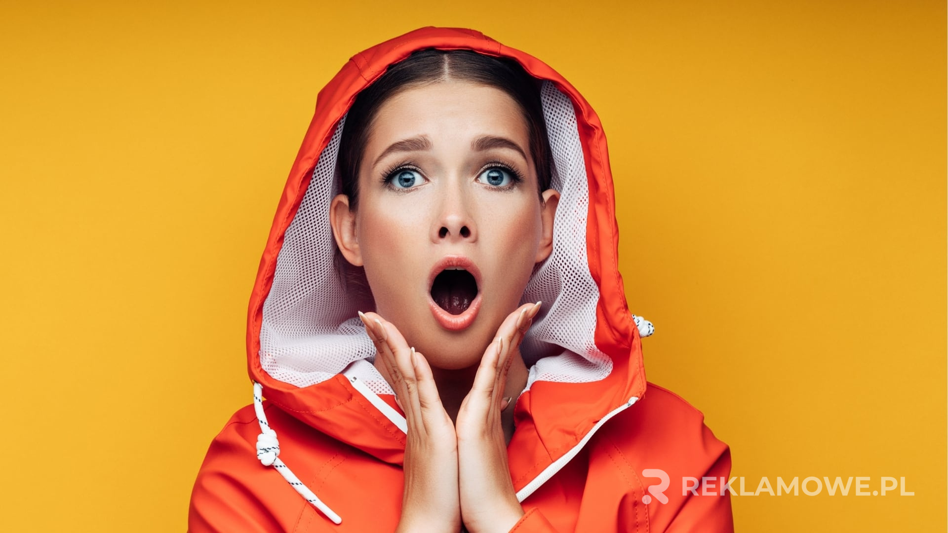 Peleryny reklamowe noszone przez zawodników na boisku