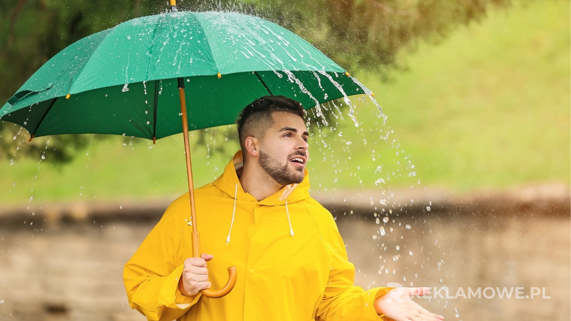 Zadbana peleryna reklamowa na tle miasta